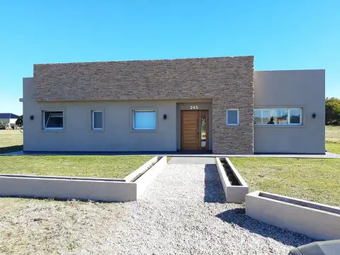 ESPECTACULAR PROPIEDAD EMPLAZADA EN MIRAMAR LINKS 