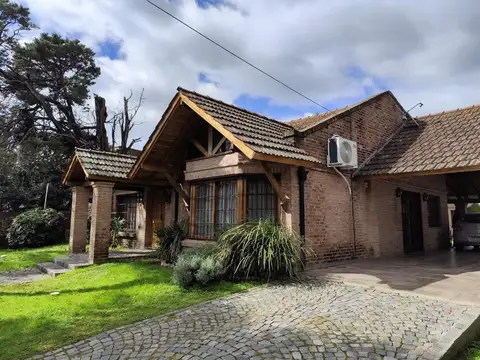 CASA EN ALQUILER PERMANENTE :: 4 AMBIENTES :: PARQUE LELOIR