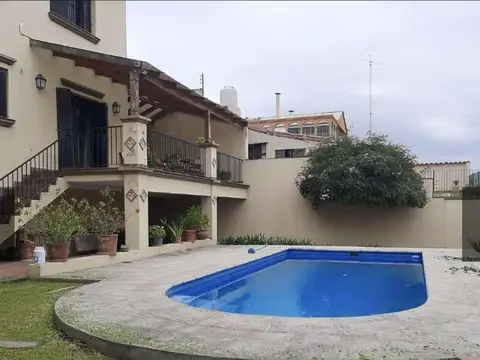 CASA DE CATEGORÍA EN ALQUILER - AV. URUGUAY