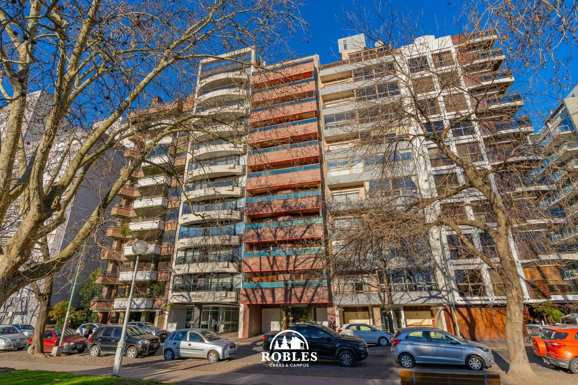 Departamento cinco ambientes, frente a Plaza Mitre
