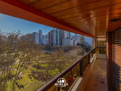 Departamento cinco ambientes, frente a Plaza Mitre.