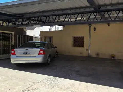 Galpón + casa en venta en Morón