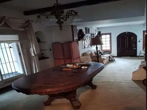 Casa en venta - 4 Dormitorios 3 Baños - Vicente López