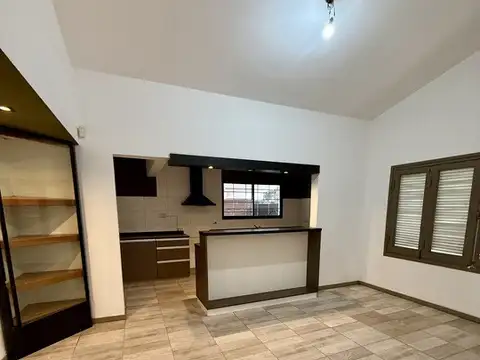 Casa 6 ambientes con 2 baños