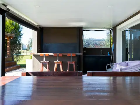 Casa 5 ambientes con 3 baños