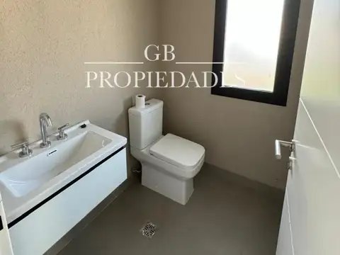 Casa 5 ambientes con 3 baños