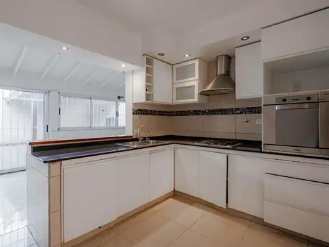 Casa 6 ambientes con 2 baños