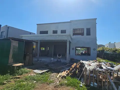 Casa 5 ambientes con 4 baños