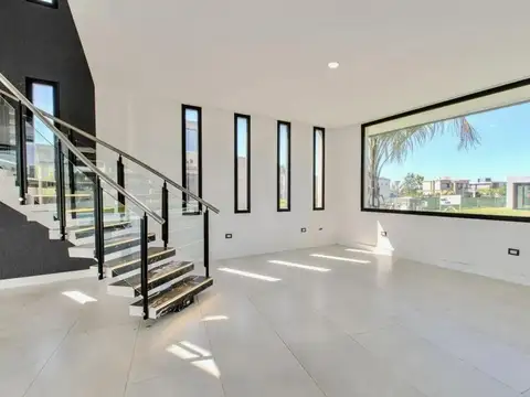 Casa en Venta con 4 cocheras