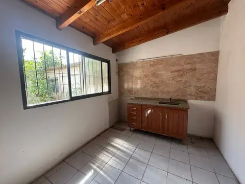 Casa 7 ambientes con 1 baño