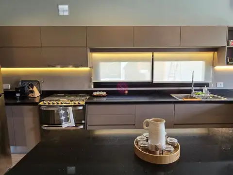 Casa 5 ambientes con 4 baños