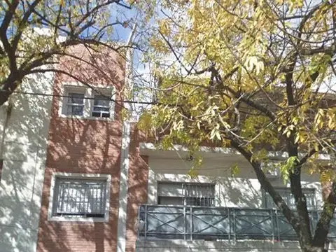 DOS DEPARTAMENTOS TIPO CASA EN BLOQUE DE 2 Y 3 AMBIENTES AL FRENTE 