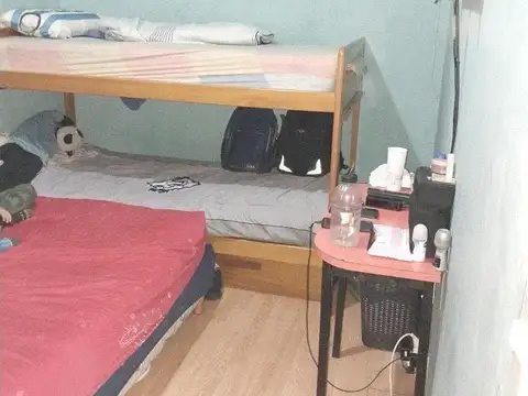 DOS DEPARTAMENTOS TIPO CASA EN BLOQUE DE 2 Y 3 AMBIENTES AL FRENTE