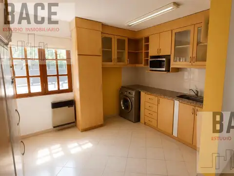 Casa 8 ambientes con 2 baños