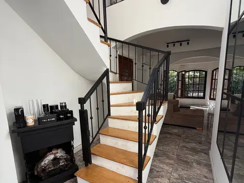 Casa de 4 ambientes, quincho, pileta. 652 m2 totales en dos lotes. Disponible a partir de OCTUBRE
