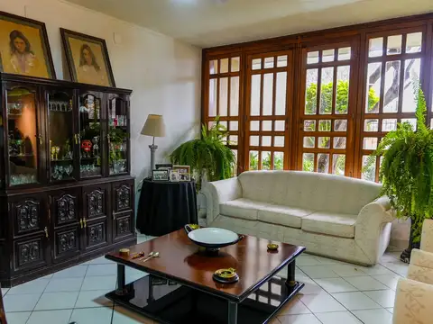 Casa 8 ambientes con 3 baños