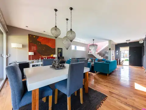 Casa en Venta con 3 cocheras