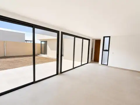 Casa 4 ambientes con 2 baños