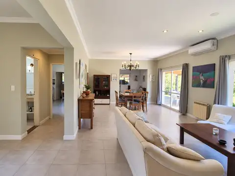Casa en Venta con 2 cocheras