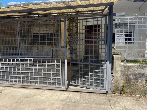 CASA 3 AMB A RECICLAR EN QUILMES. AMPLIO TERRENO