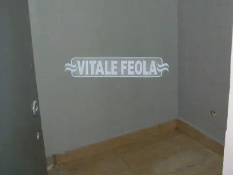 LOCAL EN LINIERS EN PLENO FOCO COMERCIAL CON 2 DEPOSITOS
