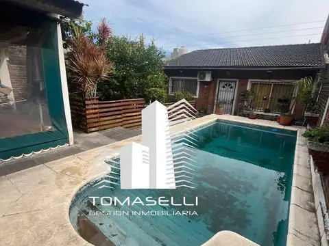 VENTA - EXCELENTE CASA 5 AMBIENTES - CON PISCINA Y QUINCHO - VILLA MADERO