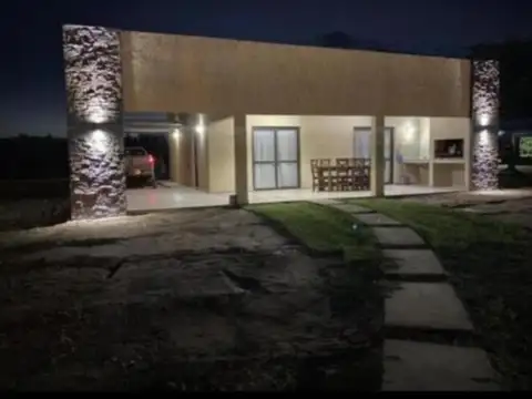 Casa en venta - 4 Dormitorios 4 Baños - 50.000Mts2 - Mendoza