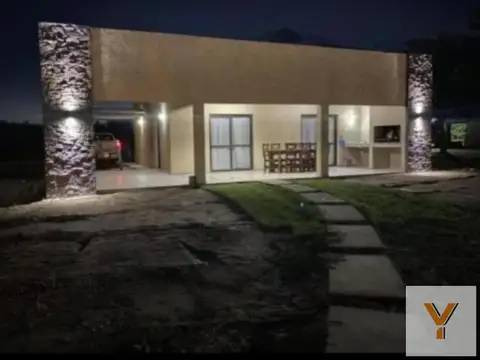 Casa en venta - 4 Dormitorios 4 Baños - 50.000Mts2 - Mendoza