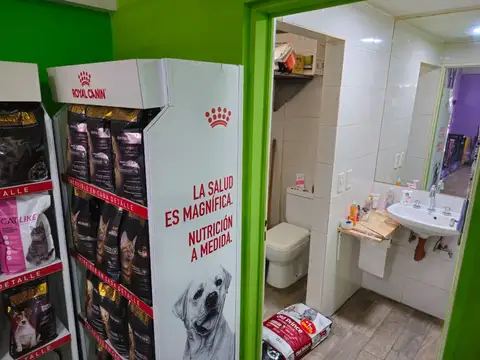 IDEAL LOCAL A LA CALLE SOBRE AV. HONORIO PUEYRREDON EN CABALLITO, CERCA DE TODO.