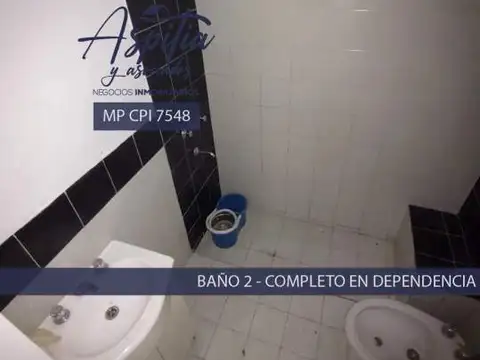 Casa en Alquiler con 2 cocheras