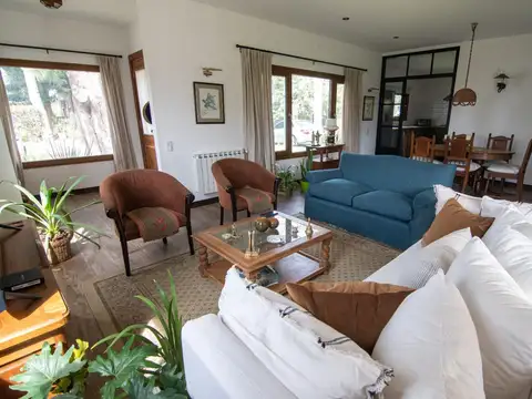 Casa 4 ambientes con 2 baños