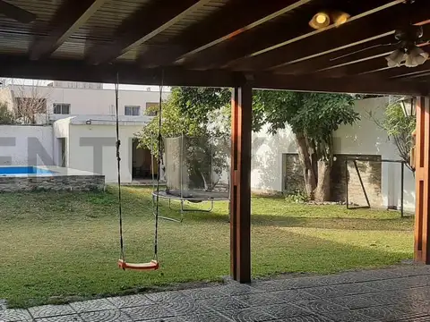 SE VENDE AMPLIA Y HERMOSA PROPIEDAD EN GODOY CRUZ CON DEPARTAMENTO EN PRIMER PISO Y SALÓN DE USO COM