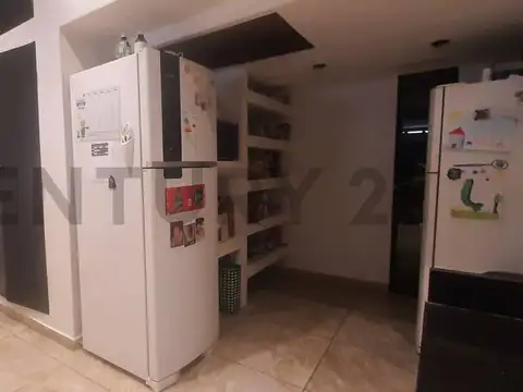 SE VENDE AMPLIA Y HERMOSA PROPIEDAD EN GODOY CRUZ CON DEPARTAMENTO EN PRIMER PISO Y SALÓN DE USO COM