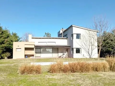 Casa 6 ambientes con 4 baños