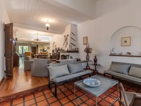 Casa - 6 ambientes - Jardín - Pileta - 2 cocheras