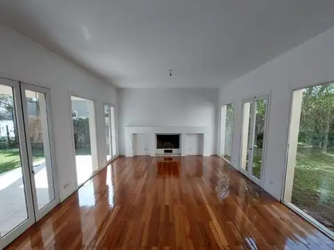 Casa en Alquiler con 2 cocheras