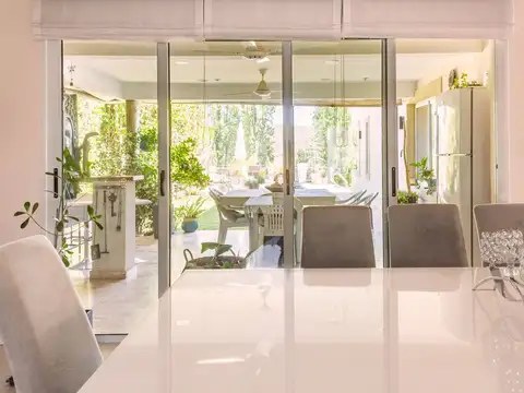 Casa 9 ambientes con 2 baños