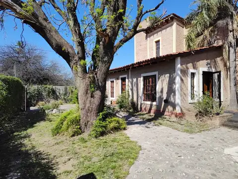 Casa en Venta con 3 cocheras