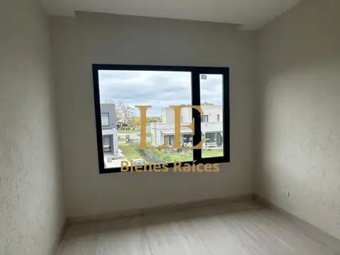 Casa en Venta con 4 cocheras