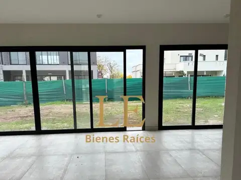 Casa en Venta con 4 cocheras