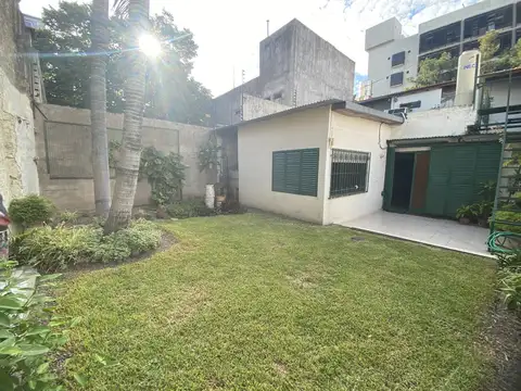 Venta Casa 4 ambientes Oficinas y Local a la calle  Almirante Brown, Moron.