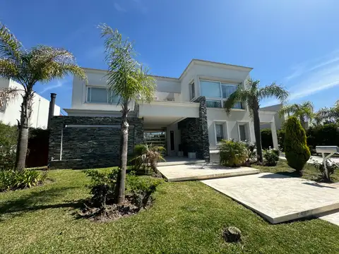 Casa al lago en venta barrio Alisos Nordelta