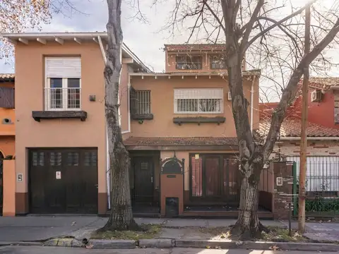 VENTA Casa 4 AMBIENTES con Jardin y cochera OLIVOS