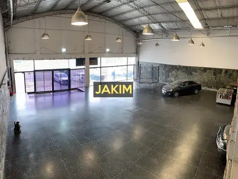 Importante inmueble, comercial e industrial, con doble frente, sobre la ruta 8 con salida a dos calles. 