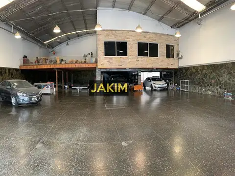 Importante inmueble, comercial e industrial, con doble frente, sobre la ruta 8 con salida a dos calles.