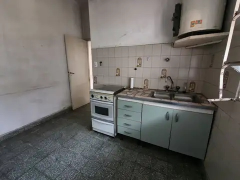 Casa de 3 ambientes con entrada p/ auto en venta | Quilmes