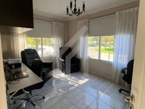 Casa 5 ambientes con 4 baños