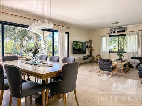 Casa en Venta con 4 cocheras