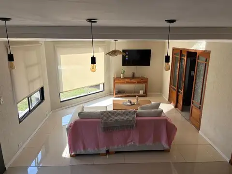 Casa en Venta con 3 cocheras