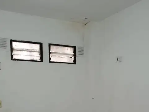 PH DE 1AMB, PLANTA BAJA, LATERAL de aprox 20Mts2,  SIN EXPENSAS con ambiente de (3x5) Y PATIO